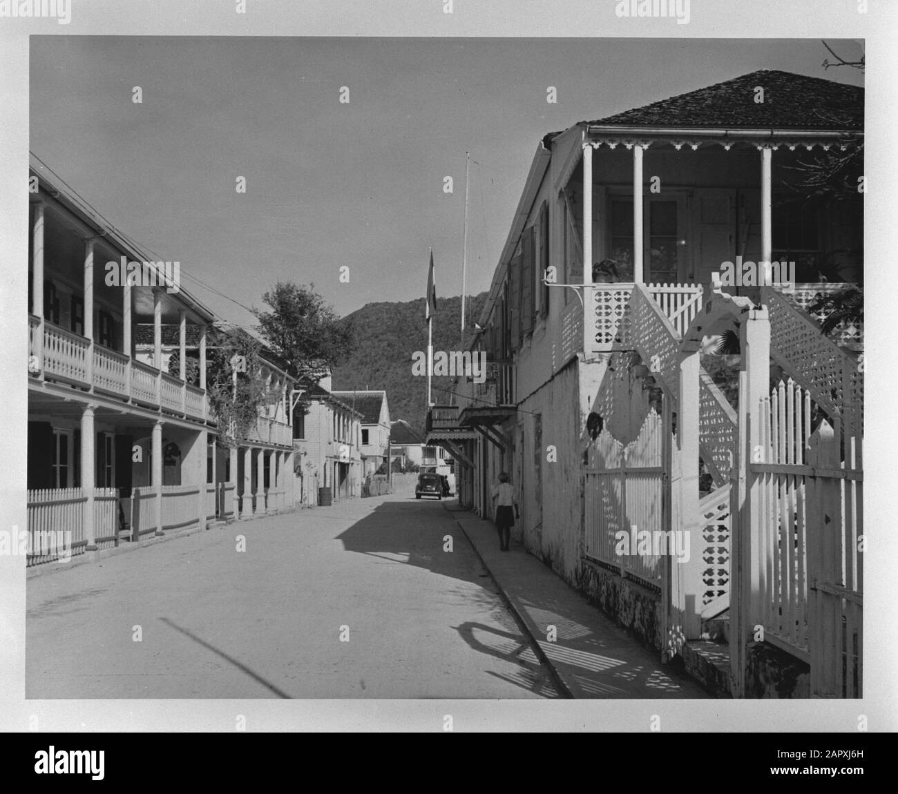 Wi [Antilles]/Annefo London series Street à Philipsburg, capitale de Saint-Martin Date: 1940-1945 lieu: Philipsburg, Sint-Maarten mots clés: Capitales, résidences, rues, seconde Guerre mondiale Banque D'Images