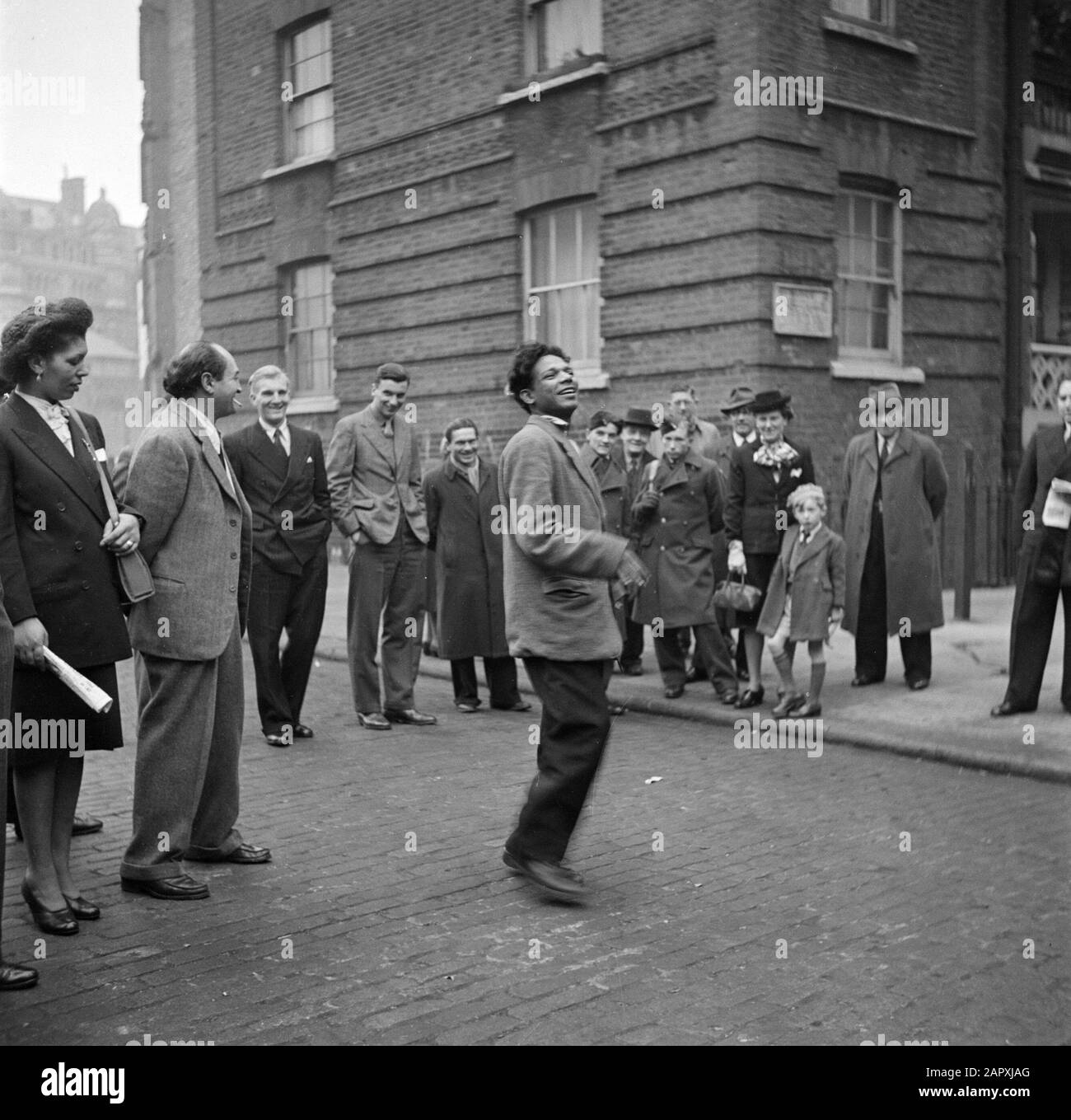 Reportage London Street artiste avec public à Soho Date: 1947 lieu: Great Britain, London mots clés: Street artistes Banque D'Images