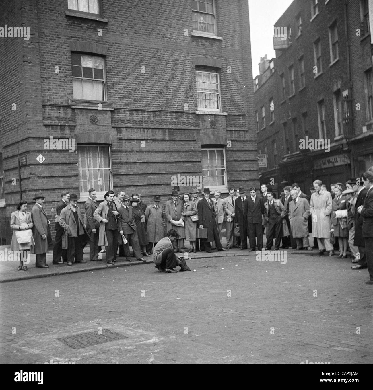 Reportage London Street artiste avec public à Soho Date: 1947 lieu: Grande-Bretagne, Londres mots clés: Public, artistes de rue Banque D'Images
