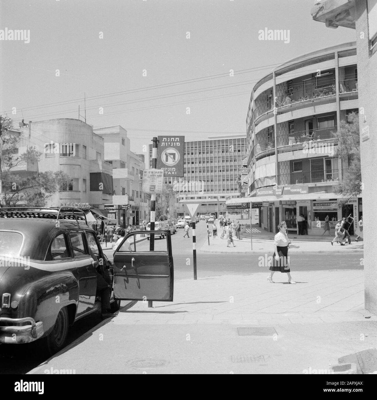 Israël 1964-1965: Tel Aviv, statue d'Allenby Road Street et station de taxi Annotation: Dans le bâtiment à droite est une agence de voyage nommée United Tours Date: 1964 lieu: Israël, tel Aviv mots clés: Voitures, bâtiments, images de rue, piétons, routes Banque D'Images