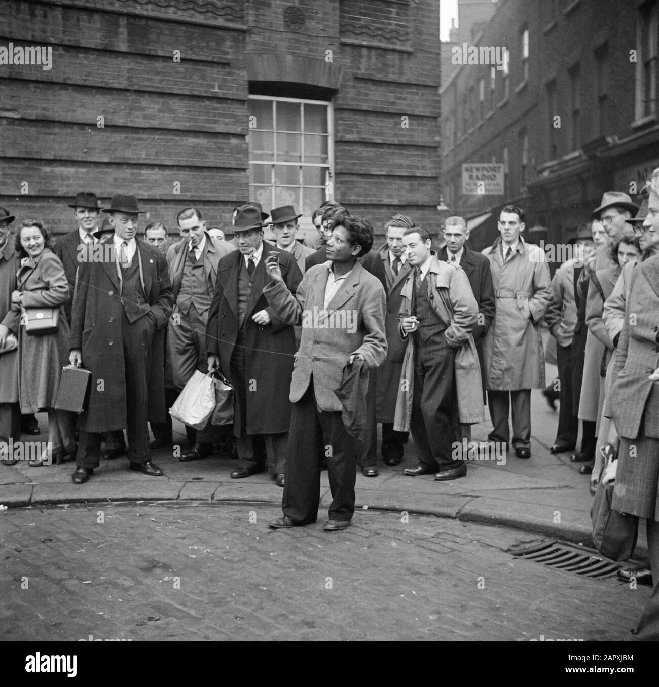 Reportage London Street artiste avec public à Soho Date: 1947 lieu: Grande-Bretagne, Londres mots clés: Public, artistes de rue Banque D'Images