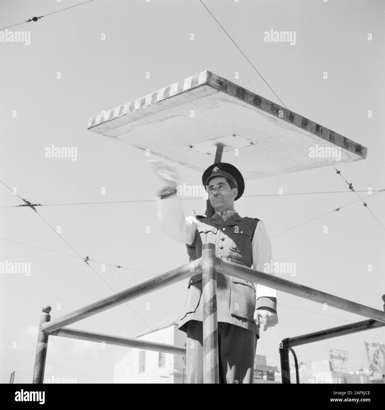 Moyen-Orient 1950-1955 : statue de la rue Lebanon à Beyrouth Annotation: Agent de la circulation Date: 1950 lieu: Beyrouth, Liban mots clés: Images de rue, flics de la circulation Banque D'Images