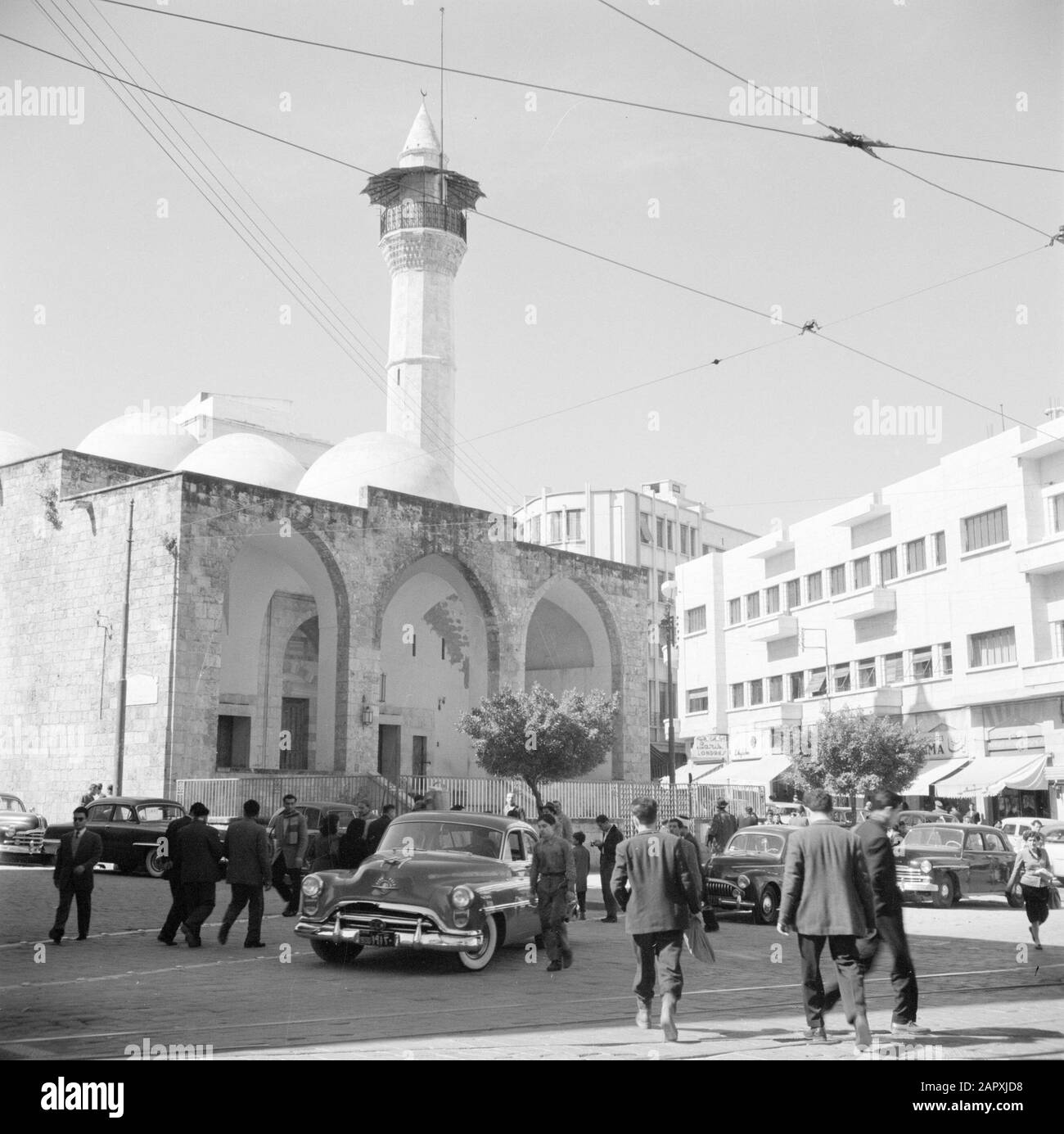 Moyen-Orient 1950-1955 : statue de la rue Lebanon à Beyrouth Annotation: Mosquée de la rue Weygand Date: 1950 lieu: Beyrouth, Liban mots clés: Voitures, mosquées, sculptures de rue, piétons : Poll, Willem van de Banque D'Images