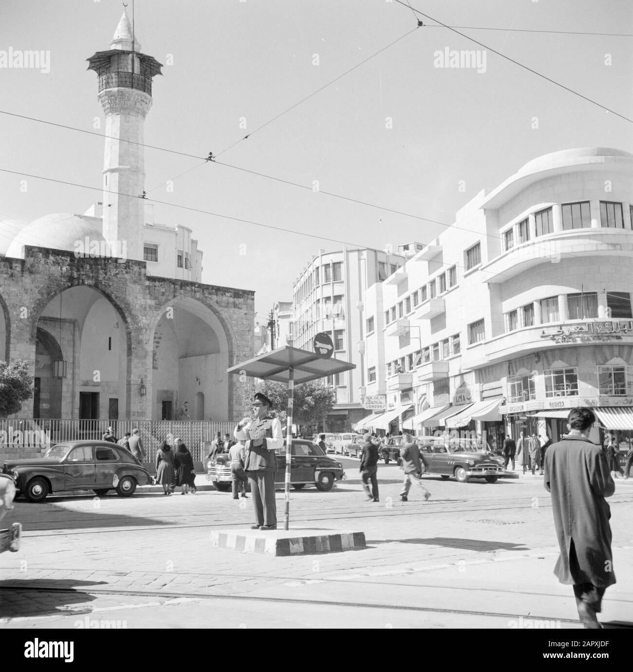 Moyen-Orient 1950-1955 : statue de la rue Lebanon à Beyrouth Annotation: Mosquée de la rue Weygand Date: 1950 lieu: Beyrouth, Liban mots clés: Voitures, mosquées, images de rue, agents de la circulation Banque D'Images