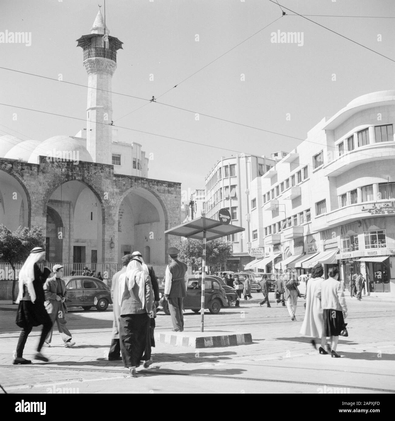 Moyen-Orient 1950-1955 : statue de la rue Lebanon à Beyrouth Annotation: Mosquée de la rue Weygand Date: 1950 lieu: Beyrouth, Liban mots clés: Voitures, images de rue, flics de circulation, piétons Banque D'Images