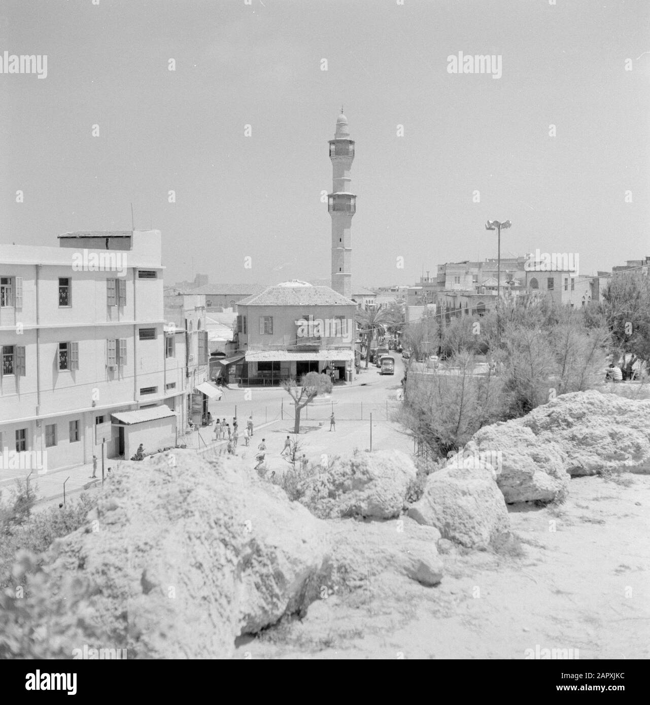 Israël: Jaffa (tel Aviv) statue de rue avec au milieu une mosquée à une petite place, vraisemblablement la mosquée de Mahmoedija Annotation: Jaffa est maintenant un quartier de tel Aviv Date: Non dédrée lieu: Israël, Jaffa, tel Aviv mots clés: Arbres, Islam, mosquées, places, statues de rue, tours, piétons, résidences Banque D'Images