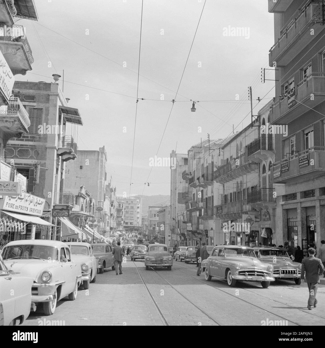 Moyen-Orient 1950-1955 : rue Liban statue de la rue Weygand à Beyrouth Date : 1950 lieu : Beyrouth, Liban mots clés : voitures, sculptures de rue, piétons Banque D'Images