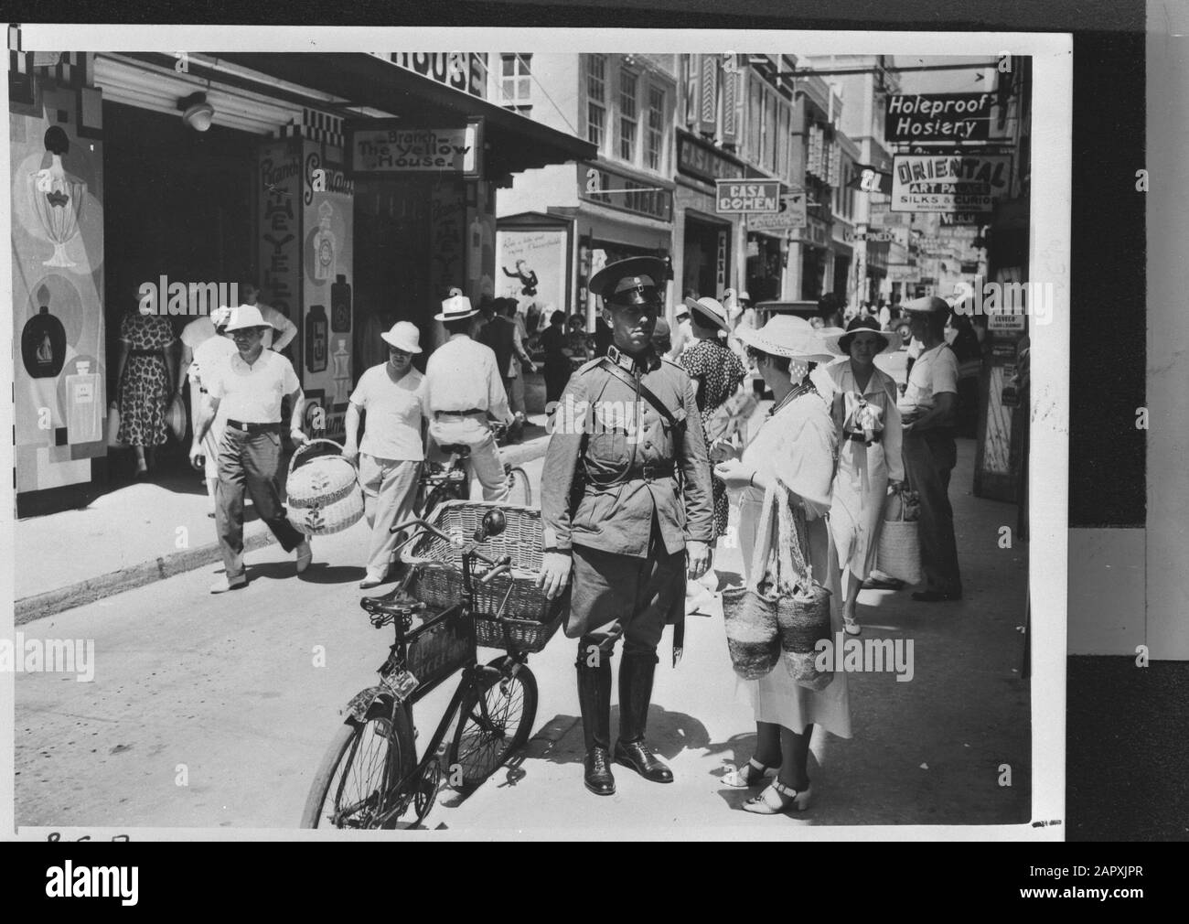 Wi [West Indies]/Annefo London series Street LIFE in Willemstad (Curaçao) Annotation: Repronegative Date: {1940-1945} lieu: Curaçao, Willemstad mots clés: Capitales, rues, deuxième journal mondial, boutiques Banque D'Images