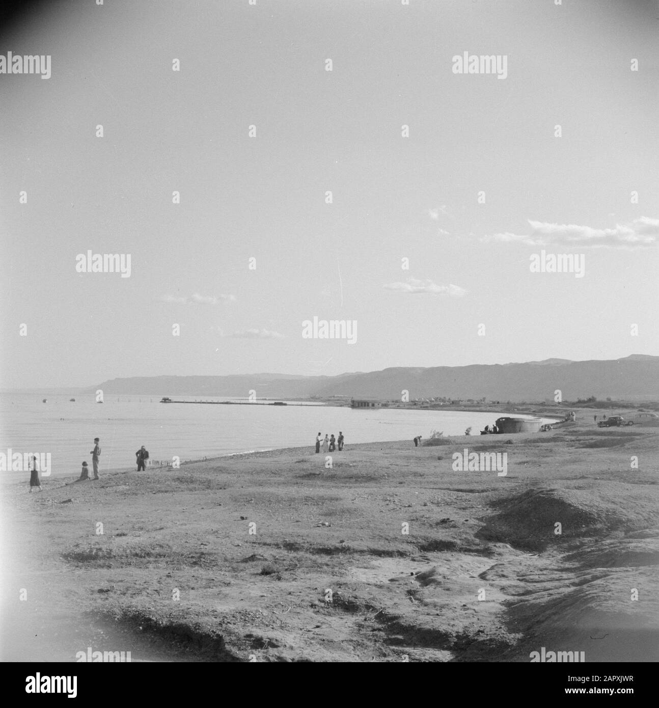 Moyen-Orient 1950-1955 : Jordan Beach avec quelques personnes en bordure de la mer Morte Annotation: Au moment de l'enregistrement cet endroit était en Jordanie Date: 1950 lieu: Dead Sea, Palestine, Jordanie mots clés: Inland seas Banque D'Images