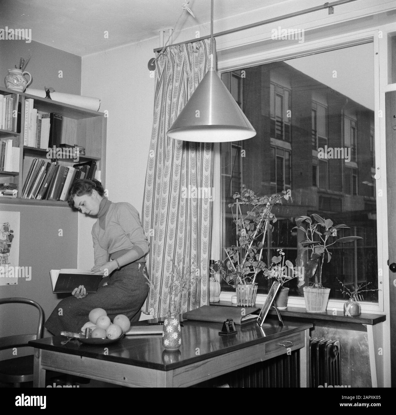 La maison étudiante du 4 mai étudiant avec un livre dans une chambre dans la maison étudiante Annotation: La maison étudiante est construite avec le soutien du Fonds de la liberté et accessible seulement pour (petits) enfants de combattants de la liberté de la seconde Guerre mondiale Date: Mars 1954 lieu: Danemark, Frederiksberg mots clés: livres, vie quotidienne, ménage, intérieurs, location de chambres, meubles, étudiants, hébergement étudiant Banque D'Images La maison étudiante du 4 mai étudiant avec un livre dans une chambre dans la maison étudiante Annotation: La maison étudiante est construite avec le soutien du Fonds de la liberté et accessible seulement pour (petits) enfants de combattants de la liberté de la seconde Guerre mondiale Date: Mars 1954 lieu: Danemark, Frederiksberg mots clés: livres, vie quotidienne, ménage, intérieurs, location de chambres, meubles, étudiants, hébergement étudiant Banque D'Images