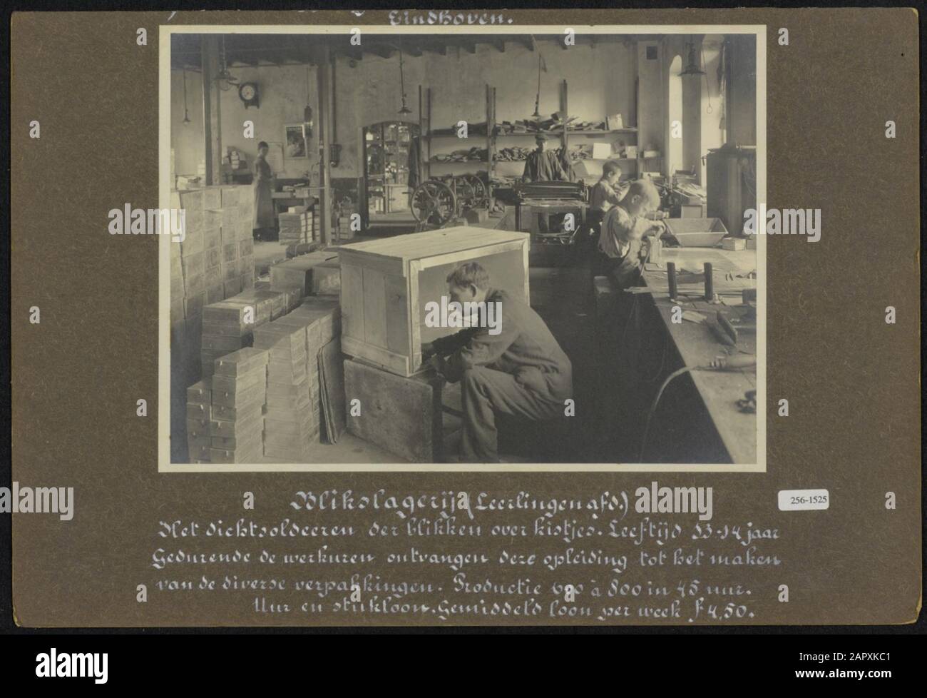 Magasin de boucherie d'étain ; boîtes à souder sur boîtes. 13 à 14 ans Jr. Pendant les heures de travail, les élèves reçoivent une formation pour fabriquer divers emballages. Production 600-800 en 45 heures. Heures et piecwork salaire moyen par semaine fl. 4.50 Date : Environ 1919 Banque D'Images
