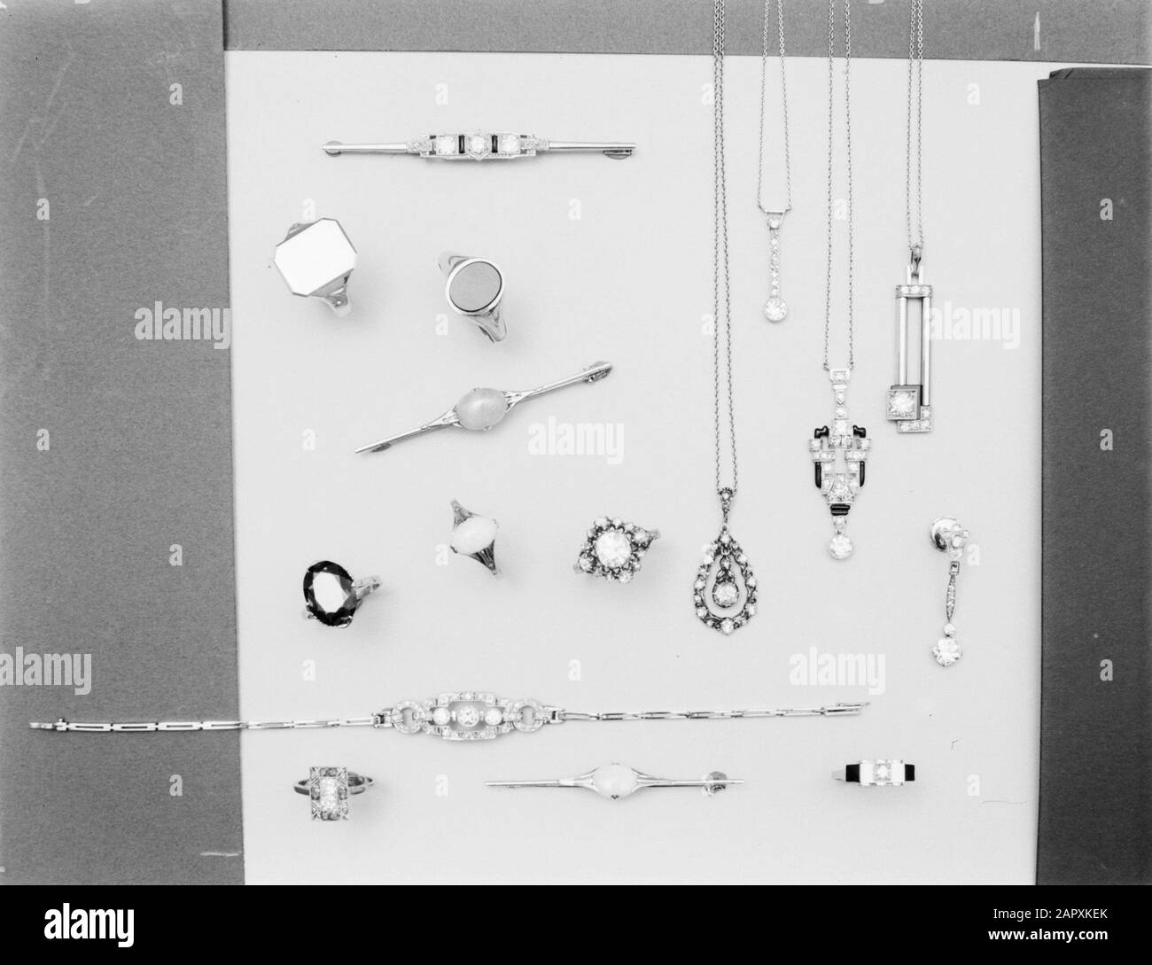 Publicité photographie Tableau avec anneaux, broches et colliers Date : 1 janvier 1932 mots clés : anneaux, bijoux Banque D'Images