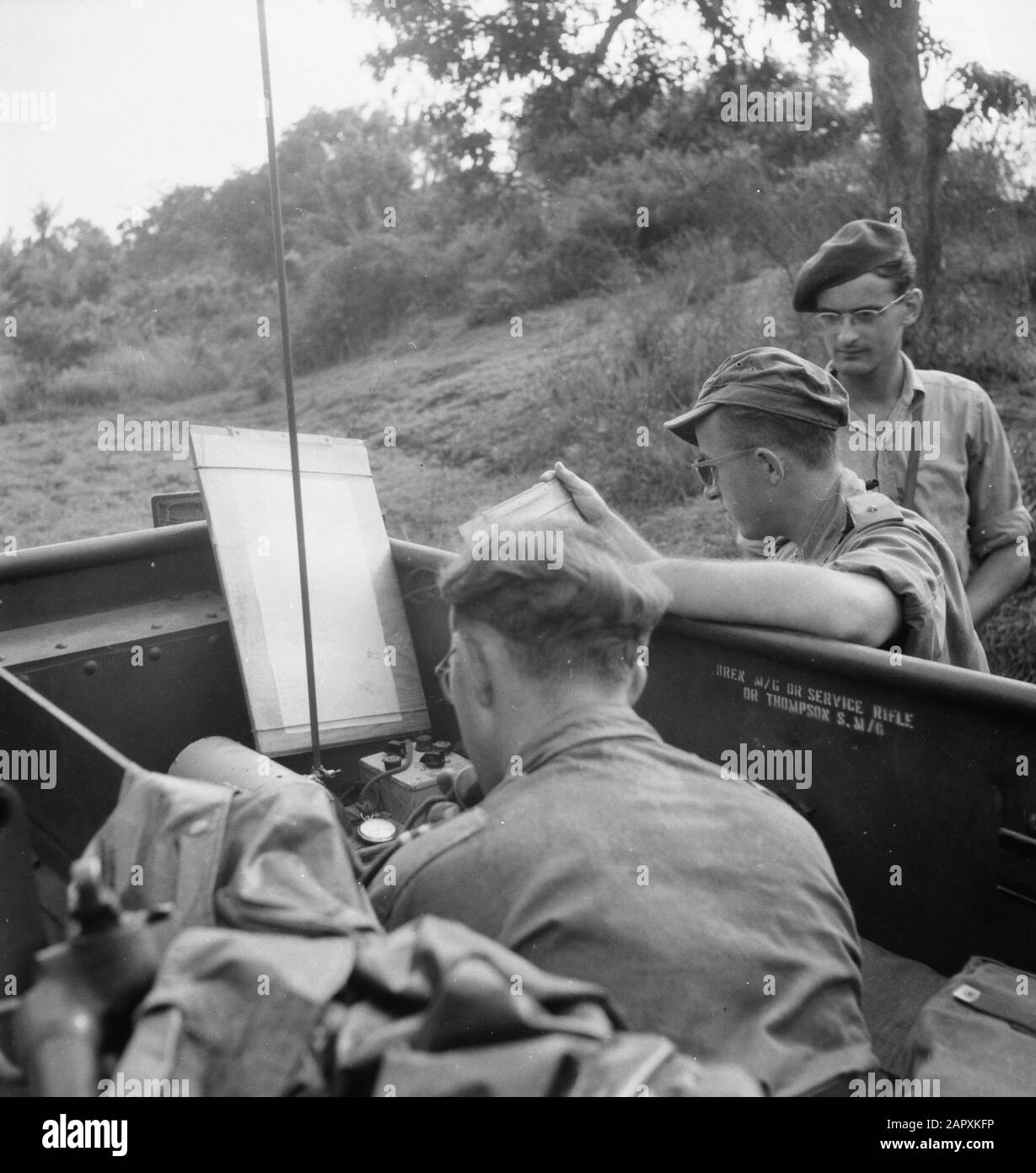 Action de purification Tangerang 4-11 RI et 4-9 RI Tangerang. Alors que la patrouille de purification d'infanterie dans le pionnier speloton a relié avec eux par radio pour aider si nécessaire pour le dégagement des mines et des barrières. Le Caporal Harm Hagedoorn et un deuxième lieutenant de la radio intégrée du transporteur. Date : Septembre 1947 Lieu : Indonésie, Antilles Néerlandaises De L'Est Banque D'Images