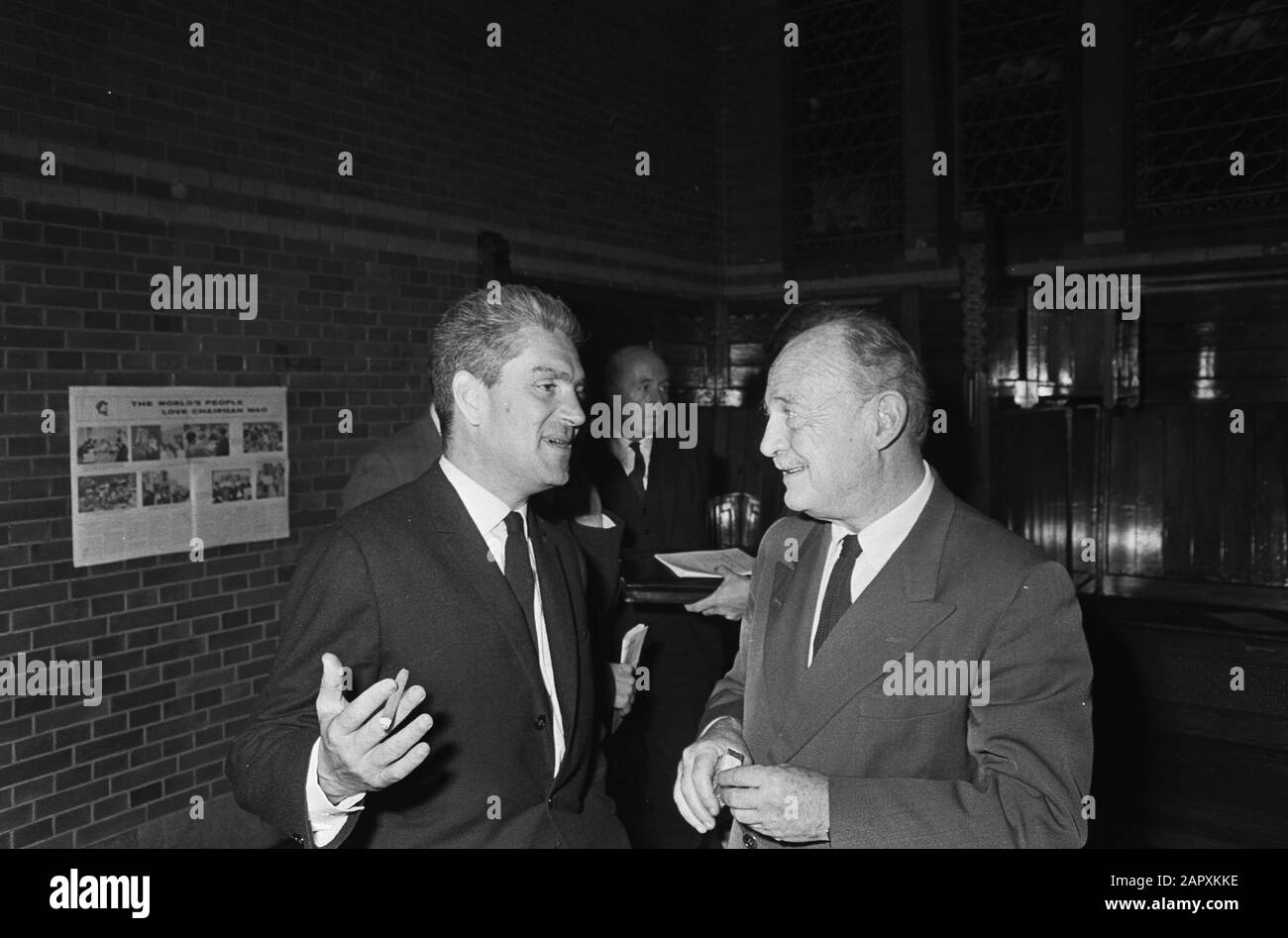 Enseignez-vous à Koopmansbeurs. Left K. S. Karol et Professeure LatDate: 15 octobre 1967 Nom personnel: K. S. Karol, Professeure Latinstitution nom: Koopmansbeurs Banque D'Images