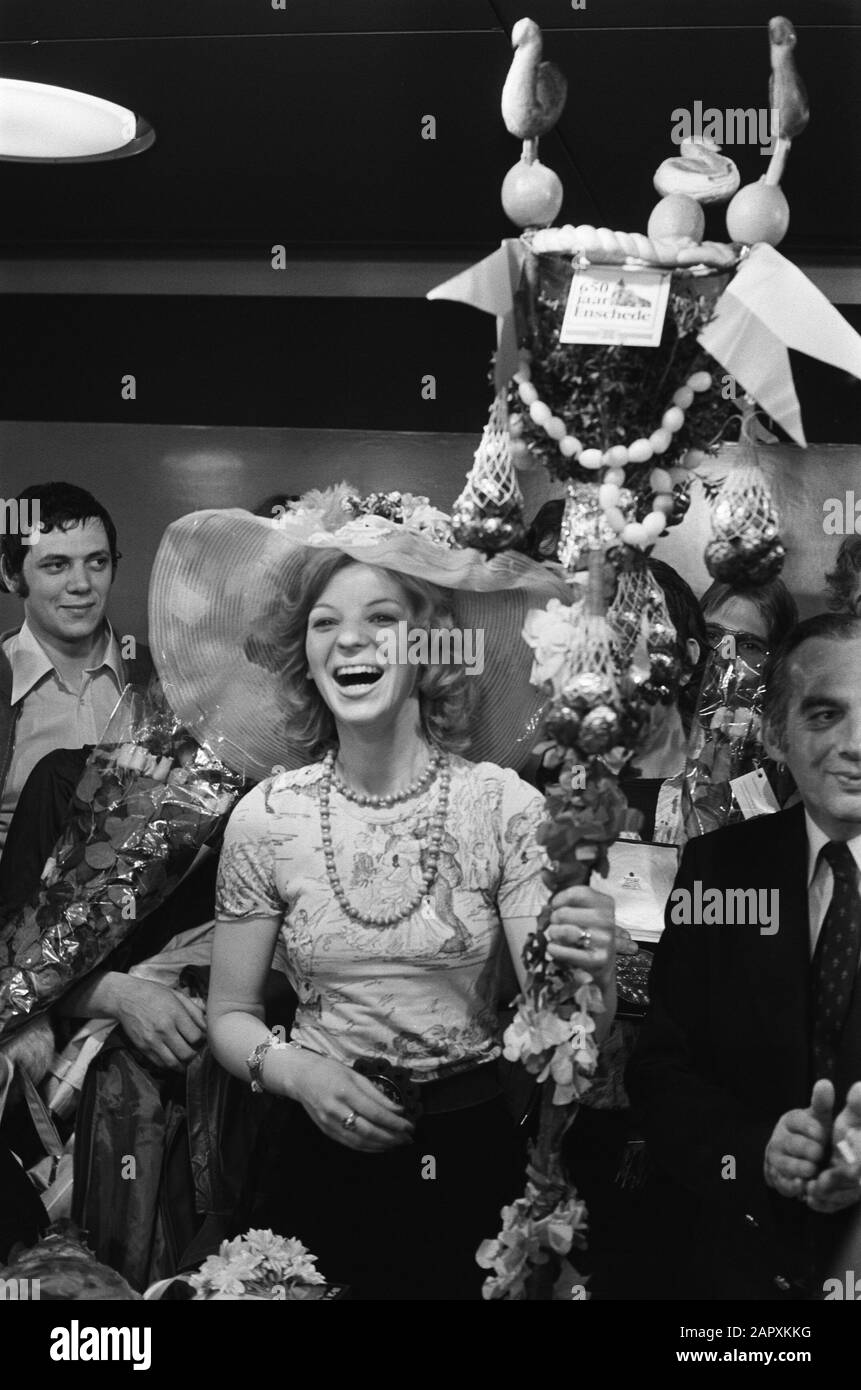 Enseigner (gagnant Concours Eurovision de la chanson) à Schiphol; enseigner après l'arrivée Date: 23 mars 1975 mots clés: Song FESTIVES, Winners, Arrivages Nom De La Personne: Concours Eurovision Nom de l'institution: Enseigner Banque D'Images