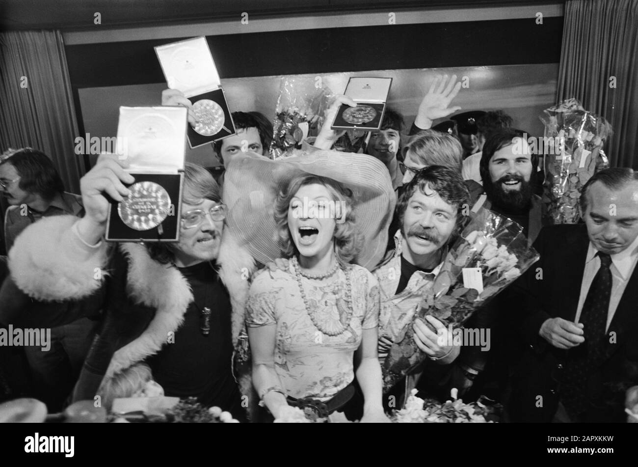 Teach-In (gagnant du concours Eurovision) de retour à Schiphol; Teach-In après l'arrivée Date: 23 mars 1975 lieu: Noord-Holland, Schiphol mots clés: Musique, groupes pop, festivals de chansons, aéroports Nom personnel: Concours Eurovision de chansons, nom de l'établissement Teach-In: Schiphol Banque D'Images