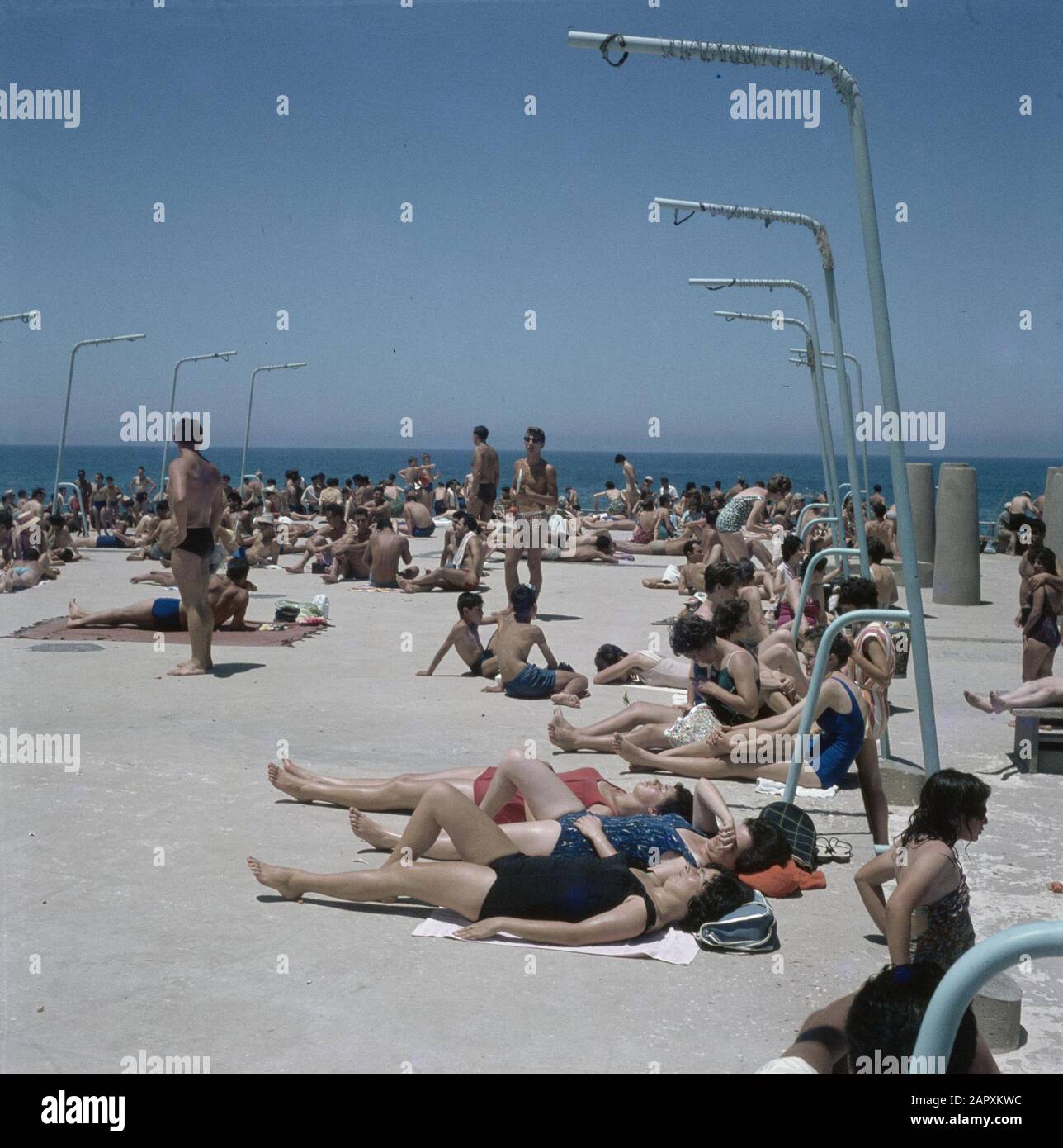 Israël 1964-1965 Tel Aviv. Sunbaders sur le boulevard le Sabbat Date: 1964 lieu: Israël, tel Aviv mots clés: Plage, loisirs Banque D'Images