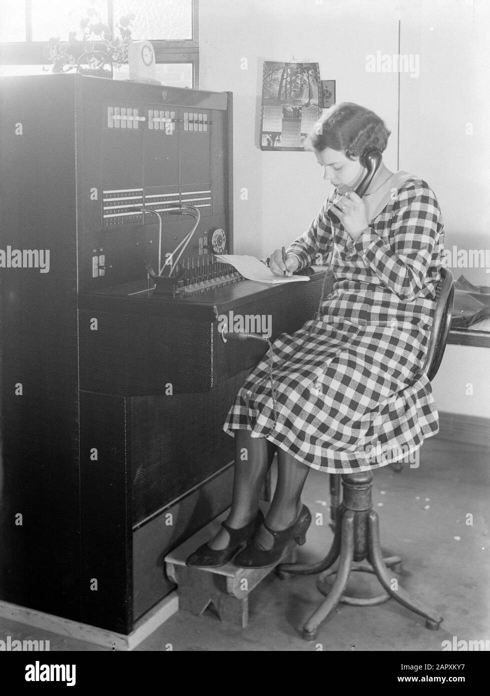 Kasvereeniging Amsterdam Telephonist à l'échange téléphonique de l'annotation Kasvereeniging: Le Kasvereeniging était et est situé au Spuistraat 172 à Amsterdam. En 1952, le nom a changé en Kas-Associatie, aujourd'hui la banque est appelée KAS BANK Date: 1933 lieu: Amsterdam, Noord-Holland mots clés: Téléphonie, téléphonistes Banque D'Images