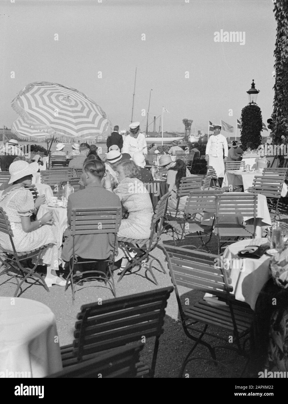 Visite à Copenhague terrasse à la Langelinie surplombant l'Ãresund Date: 1934 lieu: Danemark, Copenhague mots clés: Visiteurs, café, parapluies, vaisselle, terrasses, thé, loisirs Banque D'Images