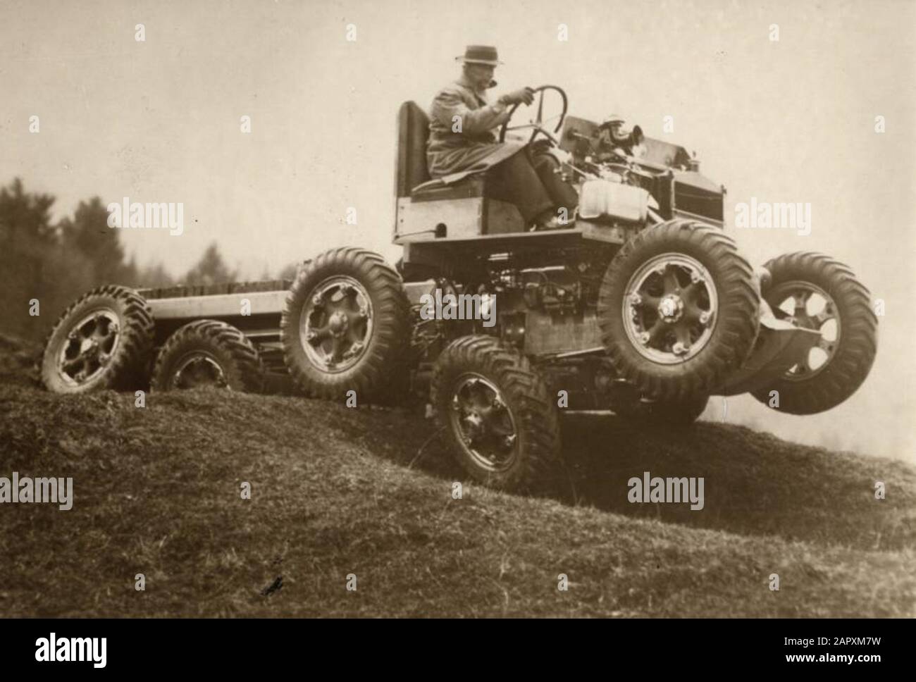 Spaarnestad photo/vie/ inconnu, SFA022809992. Véhicule à cinq essieux (dix  roues) pour descendre des pentes raides (65 degrés). Angleterre, 1936.  Voiture tout terrain capable de descendre des pentes jusqu'à 65 degrés.  Angleterre, 1936