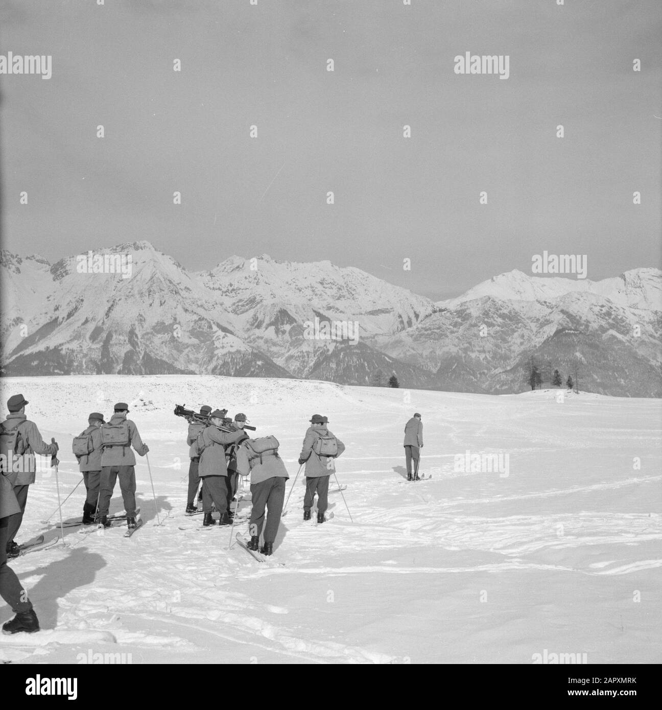 Tiroler Jägerbataillon 22 - Klosterkaserne Tiroler Jägerbataillon avec panneau Hans Klapper à l'exercice Date : janvier 1960 lieu : Innsbruck, Autriche, Tyrol mots clés : montagnes, paysages, exercices militaires, ski militaire, neige, armes à feu, hiver Banque D'Images