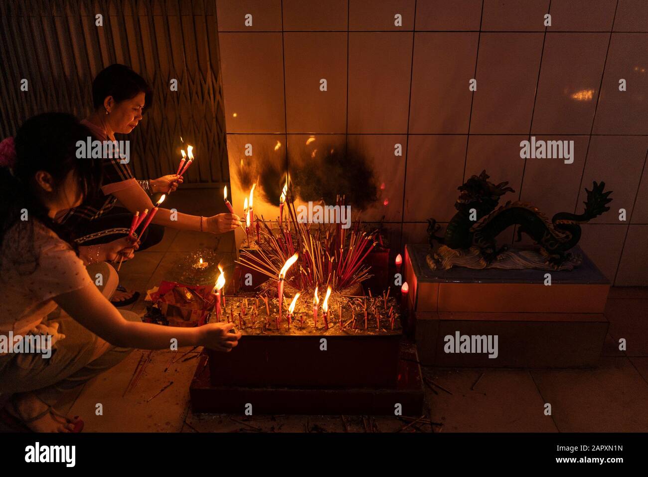 Banda Aceh, Indonésie. 25 janvier 2020. La brûlure chinoise s'incense pendant le festival.la procession à la combustion d'encens pour accueillir le nouvel an chinois à Vihara Dharma Bhakti est connue sous le nom de Festival du printemps en Chine, qui tombe le 25 janvier 2020, le début de l'année du rat. Crédit: Sopa Images Limited/Alay Live News Banque D'Images