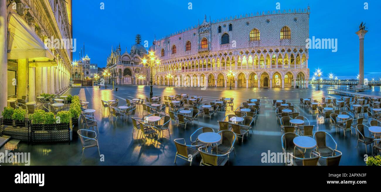 Restaurant sur la place Saint-Marc avec le Palais des Doges la nuit, inondé à cause de l'eau, panorama, Venise, Italie Banque D'Images