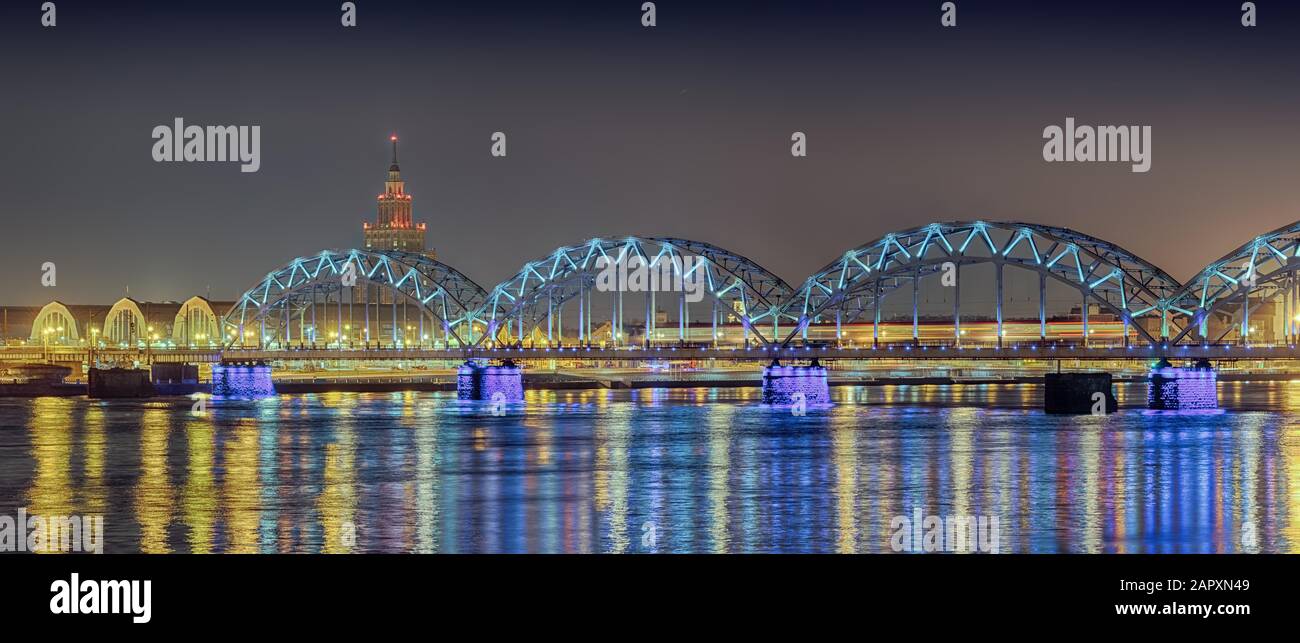 Pont ferroviaire, pont de Dzelzcela, tilts de DzelzceÄμa, sur la rivière Duena la nuit, Riga, Lettonie Banque D'Images