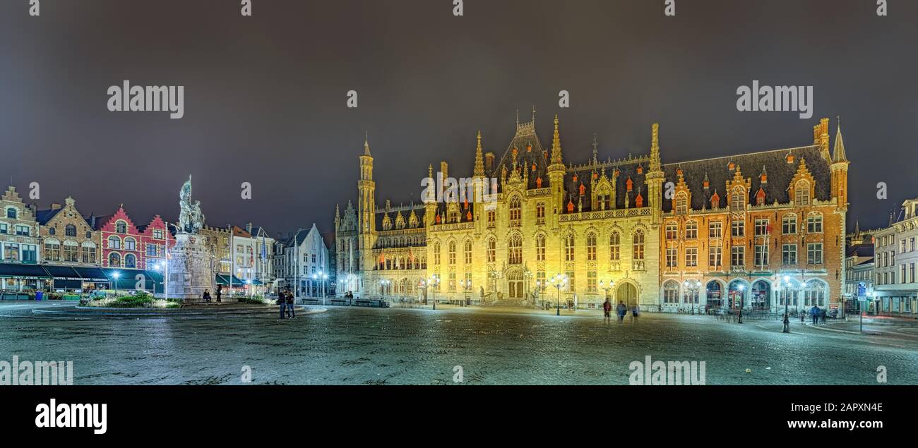Provinciaal Hof, Cour provinciale, place du marché la nuit, Panorama, Bruges, Belgique Banque D'Images
