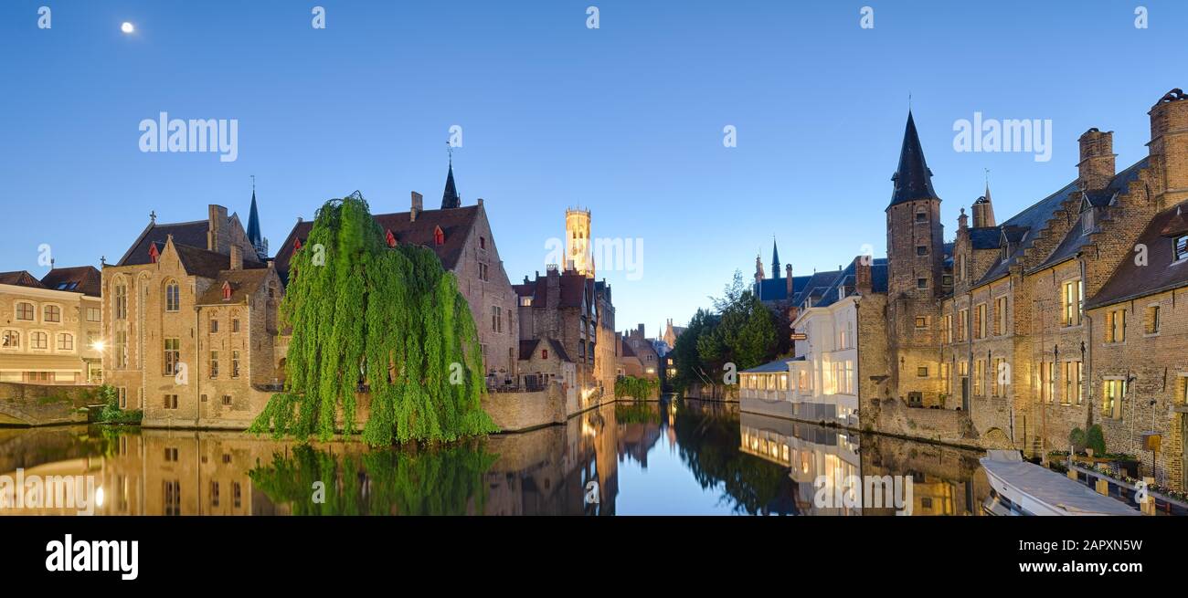 Rozenhoedkaai, quai Rosaire la nuit, Panorama, Bruges, Belgique Banque D'Images