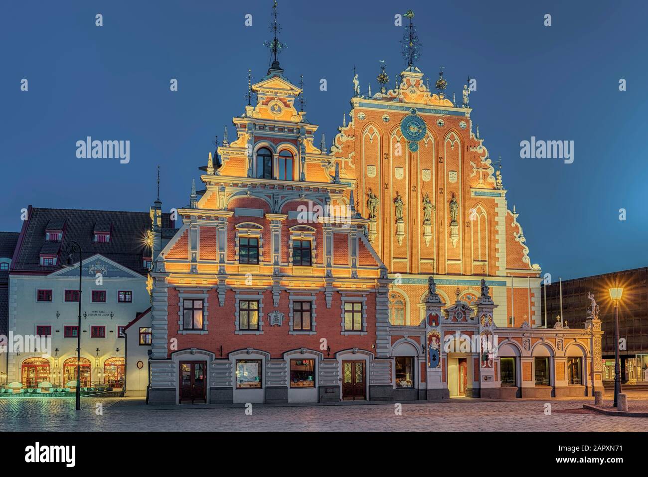 Maison éclairée des Blackheads la nuit, Art nouveau, Riga, Lettonie Banque D'Images