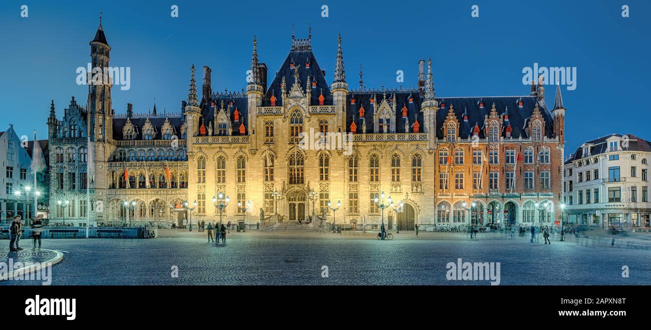 Provinciaal Hof, Cour provinciale, place du marché la nuit, Panorama, Bruges, Belgique Banque D'Images