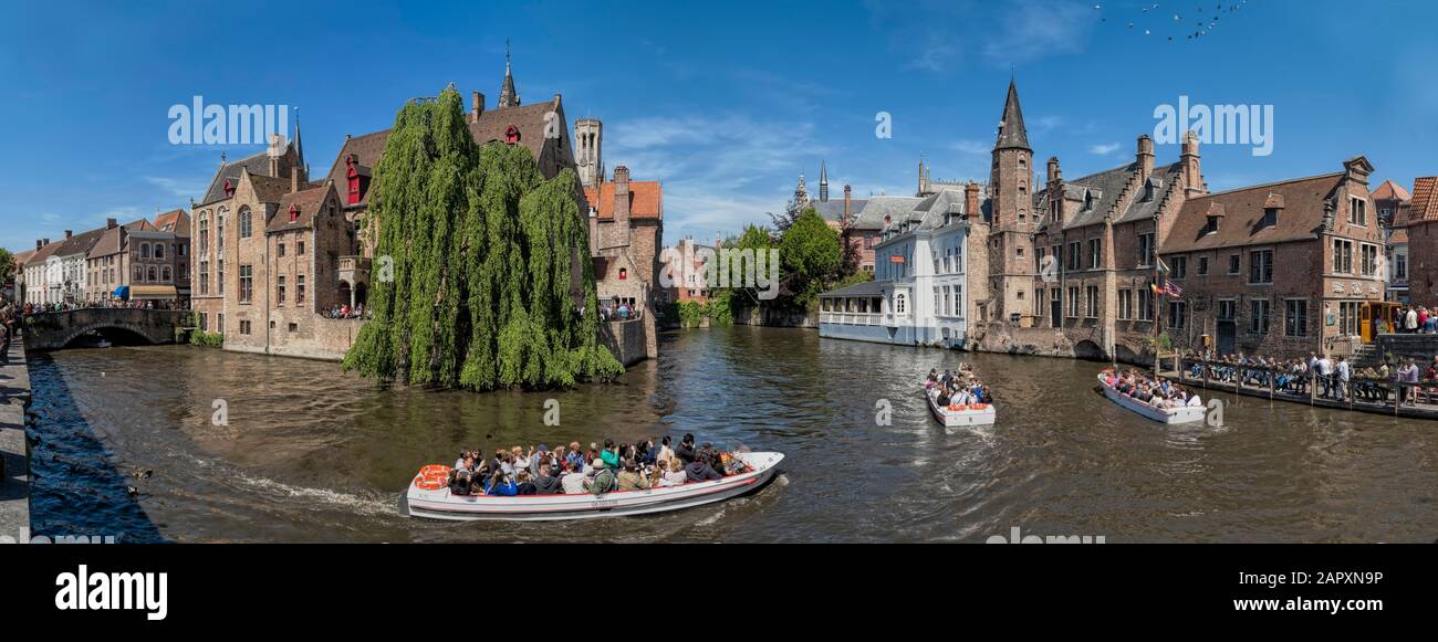 Canal avec bateaux d'excursion, Rozenhoedkaai, Rosary Quay, Panorama, Bruges, Belgique Banque D'Images