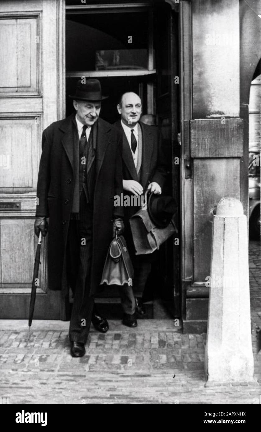 Ministre de l'intérieur E.H. Toxopus et le ministre J. Luns. La Haye, Pays-Bas, 5 Mars 1965; Banque D'Images