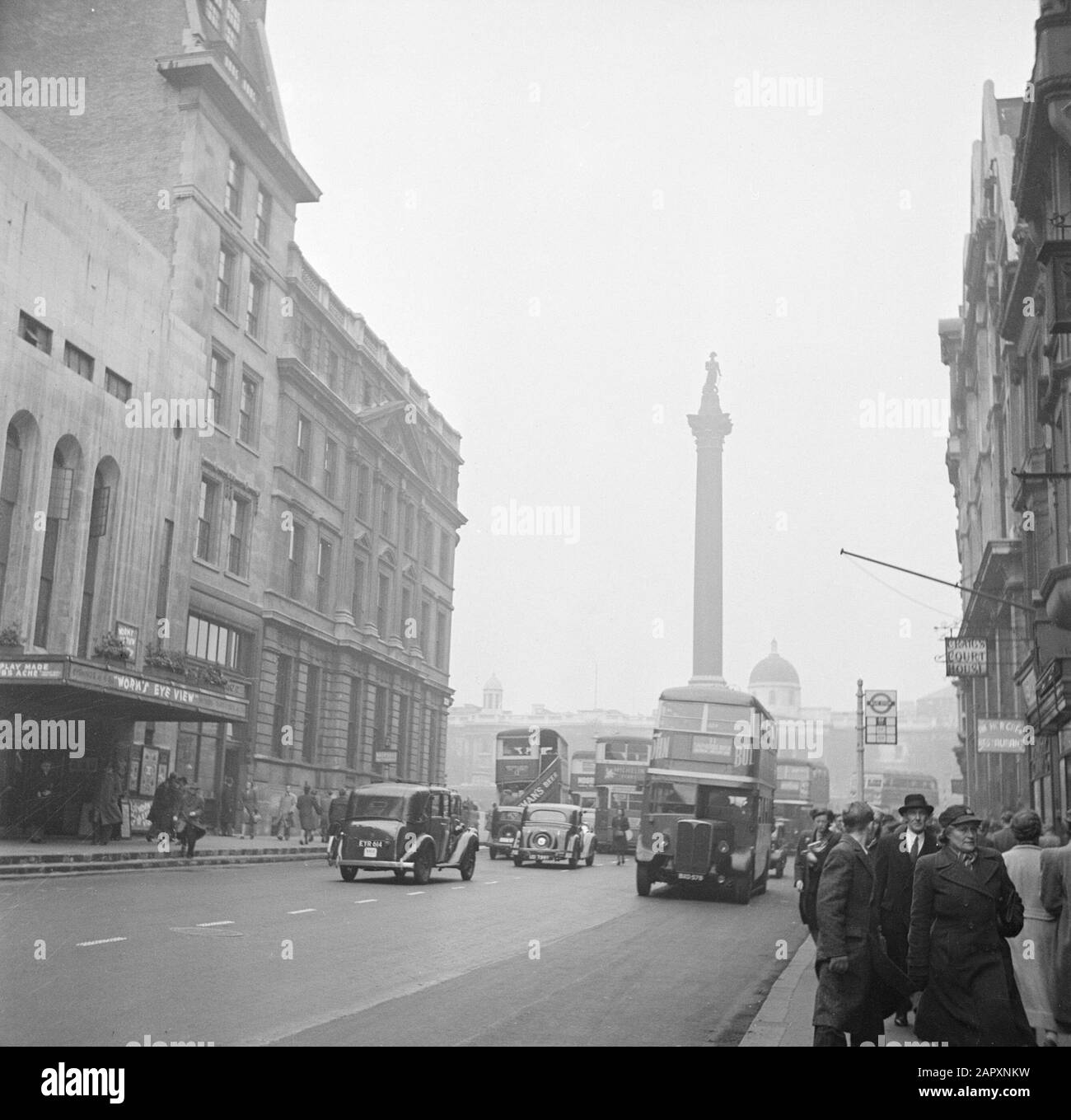 Reportage London Trafalgar Square vu de Whitehall Date: 1947 lieu: Grande-Bretagne, Londres mots clés: Autobus, images de rue Banque D'Images