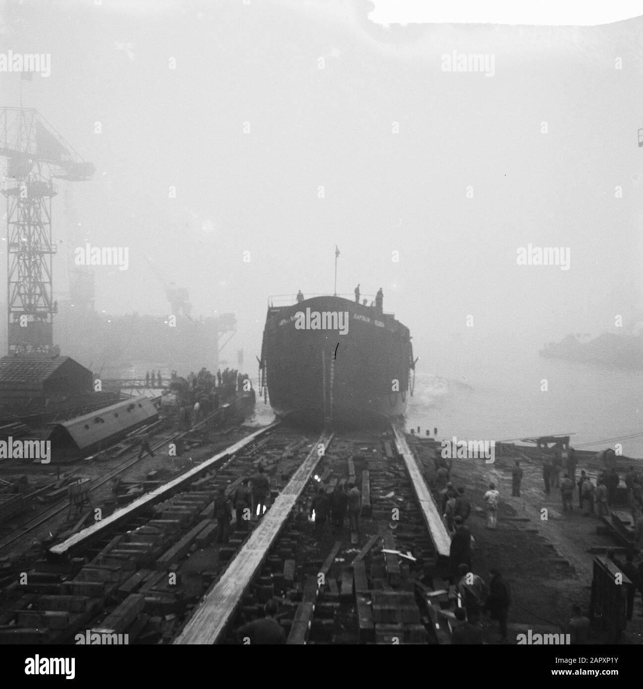 Tewaterlating du meunier de trémie Kapteijn Nielsen à Verschure à Amsterdam Date: 20 janvier 1961 lieu: Amsterdam, Noord-Holland mots clés: Tewaterlatingen Nom du personnage: Kapteijn Nielsen Nom de l'institution: NV Verschure & Co Banque D'Images