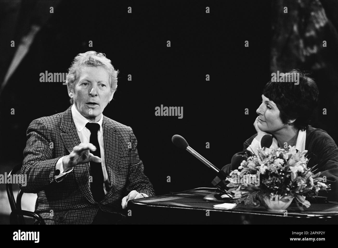Programme d'enregistrement TV M. Bouwman en conversation avec D. Kaye in t Spitant à Bussum qui sera diffusé le 30 avril, Date: Le 17 avril 1981 lieu: Bussum mots clés: Programmas, enregistrements TV Nom personnel: Bouwman, Mies, Danny Kaye Banque D'Images