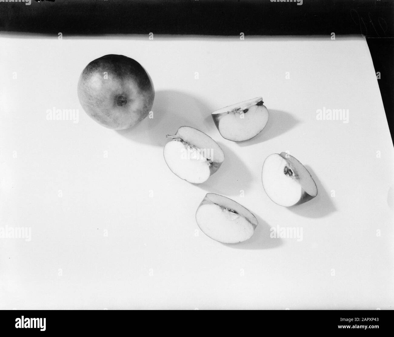 Publicité Photographie Deux pommes, une sur quatre Date : 1er janvier 1932 mots clés : pommes, fruits Banque D'Images