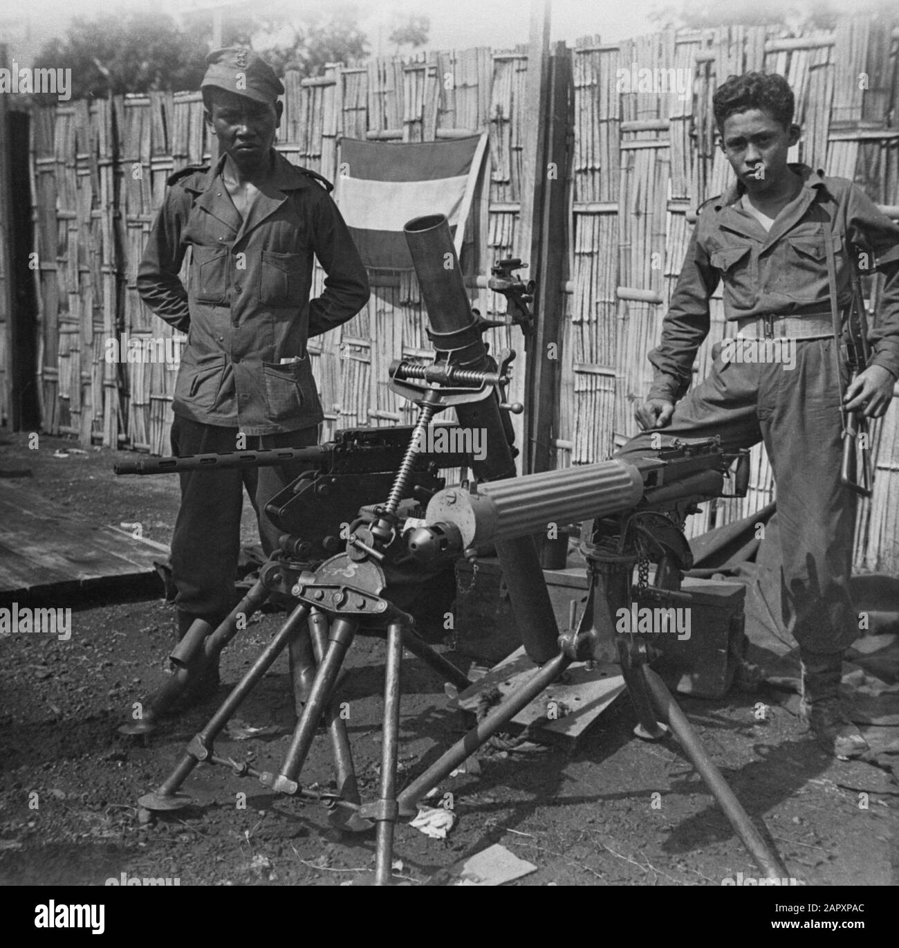 Division A Surabaya [présentation des armes et des véhicules] Deux soldats de la KNIL posent à deux mitrailleuses lourdes et un mortier lourd. Vlnr. Pistolet à machine Colt, 3 mortier, pistolet à machine Vickers Date : mars 1947 lieu : Indonésie, Pays-Bas East Indies, Surabaya Banque D'Images