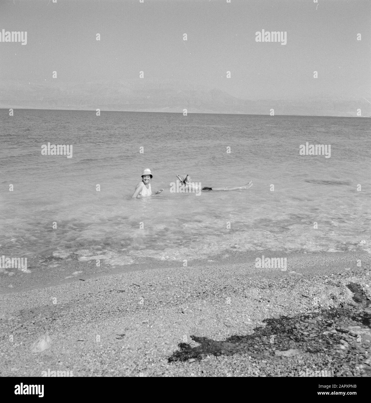 Israël 1964-1965: Mer morte, Sodome Deux femmes flottant dans la mer Morte Annotation: La mer Morte n'est pas seulement la plus salée mais aussi l'eau minérale du monde. Il y a une concentration exceptionnellement élevée de potassium, de brome, de magnésium et d'iode. Date: 1964 lieu: Mer morte, Israël, Sodome mots clés: Baigneurs, plages, mers Banque D'Images