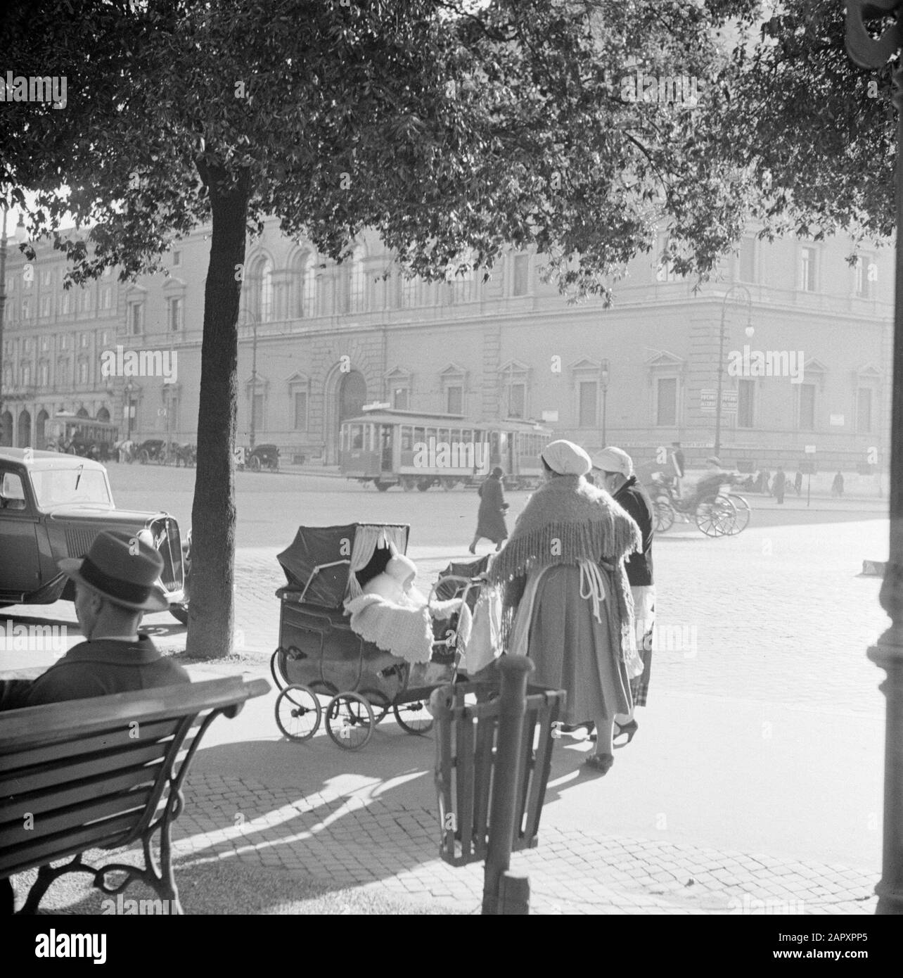 Rome: Visite de la ville Deux femmes marchent avec des poussettes sur la rue au soleil Date: 1937 lieu: Italie, Rome mots clés: Voitures, baby-sitter, poussettes, cheval et-calèche, parcs, voitures, images de rue, trams, femmes, bancs, ensoleillé Banque D'Images