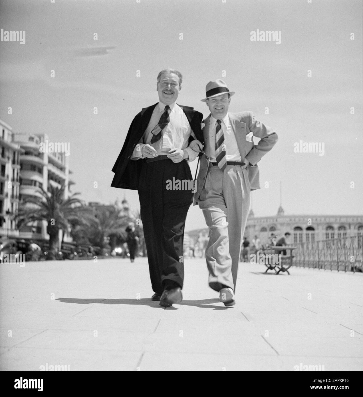 Mariage Deux invités joyeux sur le boulevard Date: 10 mai 1932 lieu: France mots clés: Boulevards, fêtes, invités, hommes, images de rue Banque D'Images