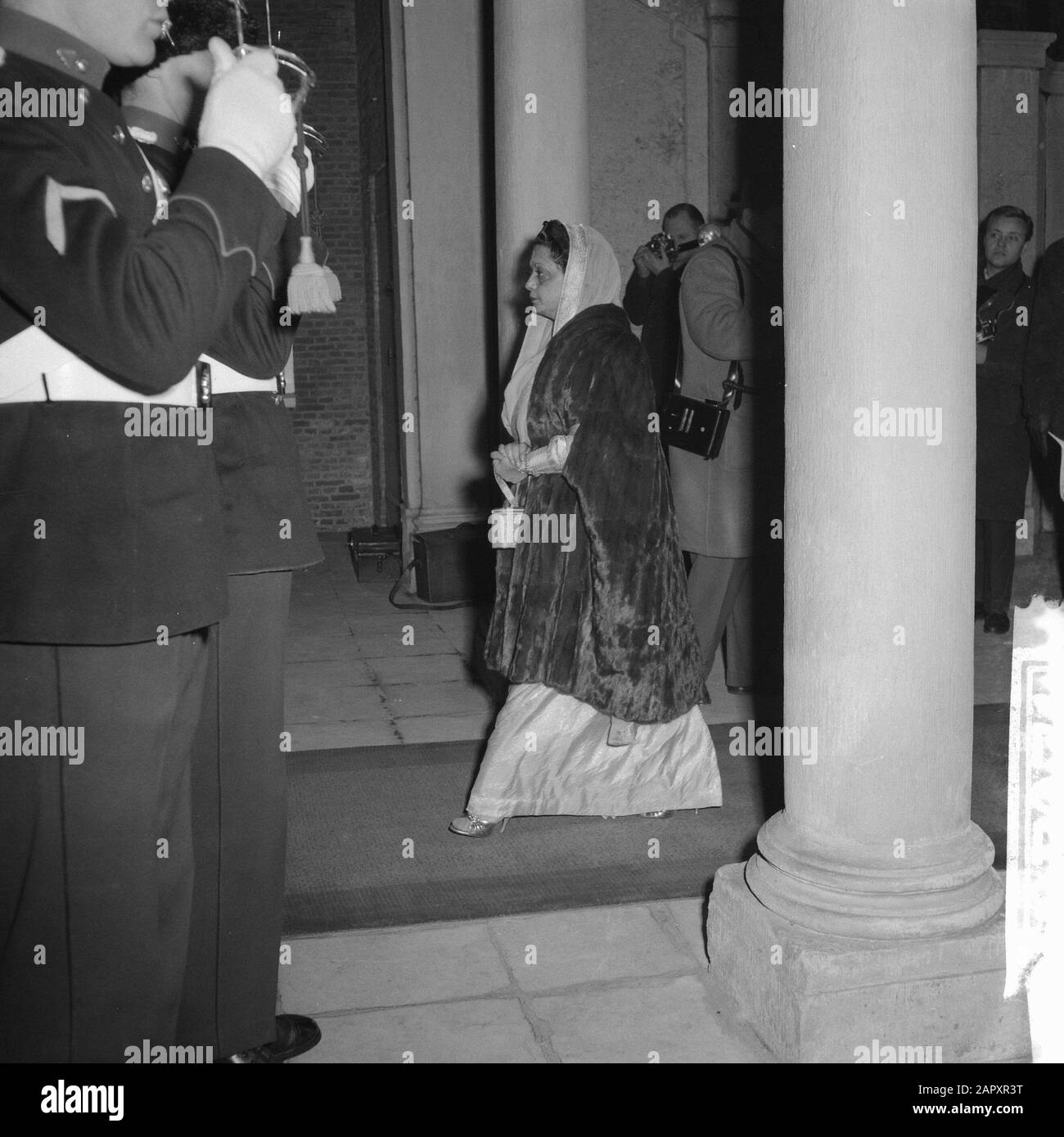 Dîner diplomatique à Huis ten Bosch, de begum Liaquat Ali Khan Date: 25 janvier 1961 Nom personnel: Begum, Liaquat Ali Khan Nom de l'institution: Huis Ten Bosch Banque D'Images