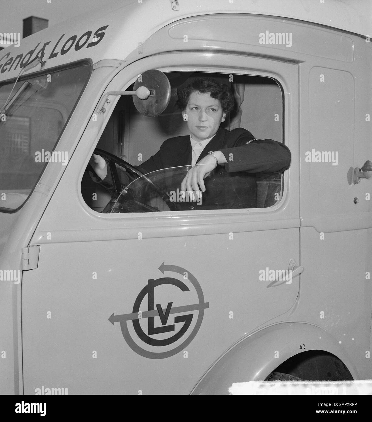 Premier chauffeur employé à Van Gend en Loos à Arnhem Date: 20 février 1961 lieu: Arnhem mots clés: Conducteurs, camions, femmes Nom de l'établissement: Van Gend & Loos Banque D'Images Premier chauffeur employé à Van Gend en Loos à Arnhem Date: 20 février 1961 lieu: Arnhem mots clés: Conducteurs, camions, femmes Nom de l'établissement: Van Gend & Loos Banque D'Images