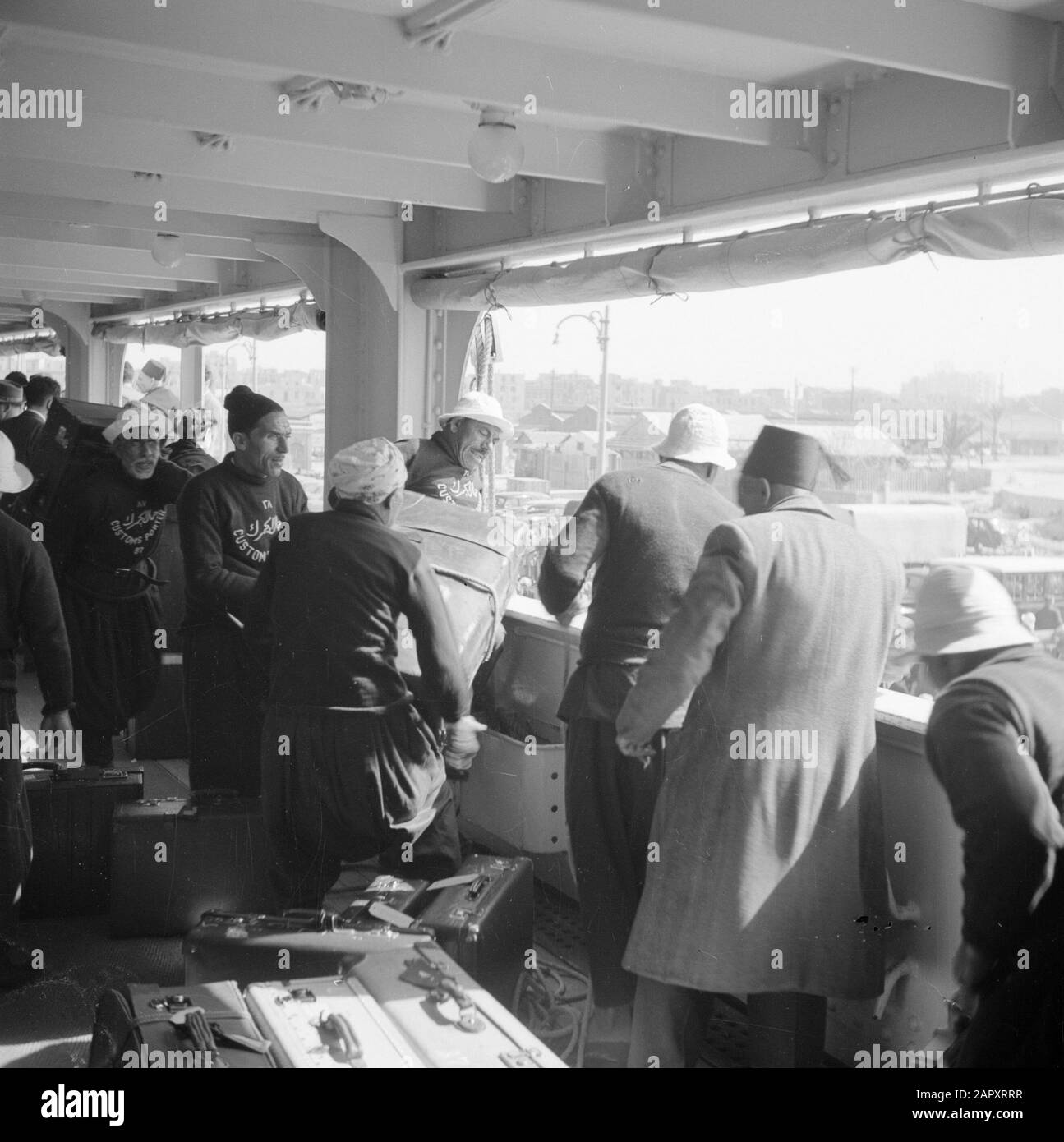 Moyen-Orient 1950-1955 : Egypte Enlever les bagages à l'arrivée du navire dans le port d'Alexandrie Date : 1950 lieu : Alexandrie, Egypte mots clés : ports, quais, passagers, navires Banque D'Images