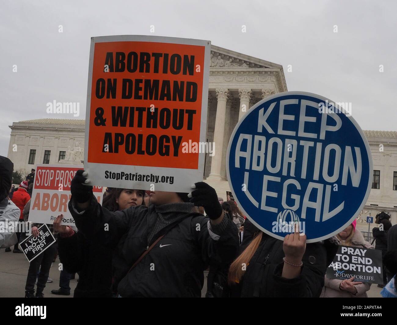 Washington DC, États-Unis. 24 janvier 2020. Les panneaux Pro-Choice soutenant la décision Roe / Wade de 1973 étaient exposés devant la Cour suprême des États-Unis lors de la 47ème marche pro-vie annuelle pour la vie. Crédit: Sue Dorfman/Zuma Wire/Alay Live News Banque D'Images