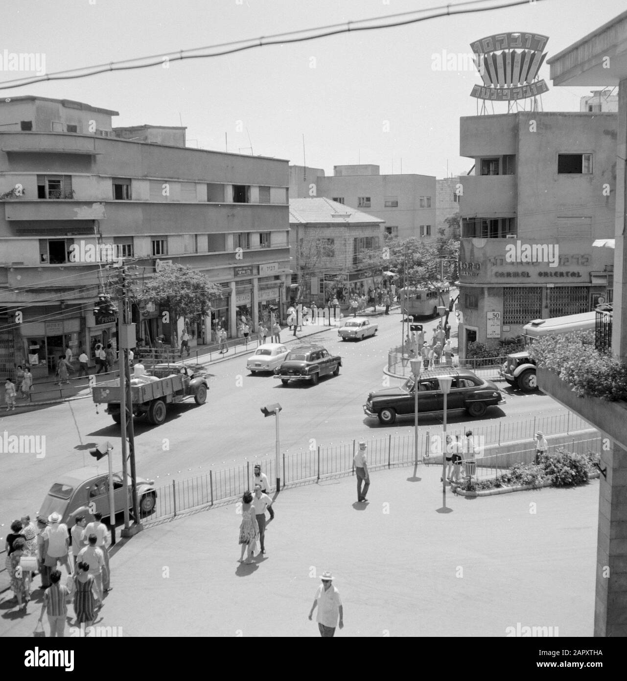 Israël 1964-1965: Haifa, Street images trafic sur une route animée dans la ville Annotation: Bâtiment à l'angle a un grand panneau sur le toit Date: 1964 lieu: Haïfa, Israël mots clés: Panneaux d'affichage, trafic urbain, images de rue Banque D'Images Israël 1964-1965: Haifa, Street images trafic sur une route animée dans la ville Annotation: Bâtiment à l'angle a un grand panneau sur le toit Date: 1964 lieu: Haïfa, Israël mots clés: Panneaux d'affichage, trafic urbain, images de rue Banque D'Images