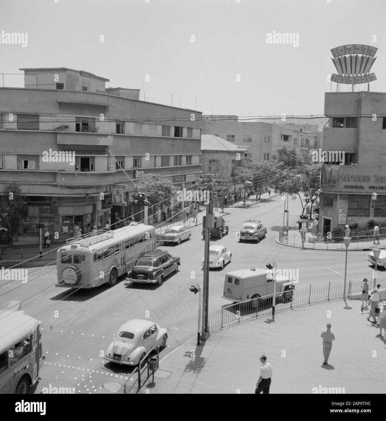 Israël 1964-1965: Haifa, Street images trafic sur une route animée dans la ville Annotation: Bâtiment à l'angle a un grand panneau sur le toit Date: 1964 lieu: Haïfa, Israël mots clés: Panneaux d'affichage, trafic urbain, images de rue Banque D'Images Israël 1964-1965: Haifa, Street images trafic sur une route animée dans la ville Annotation: Bâtiment à l'angle a un grand panneau sur le toit Date: 1964 lieu: Haïfa, Israël mots clés: Panneaux d'affichage, trafic urbain, images de rue Banque D'Images