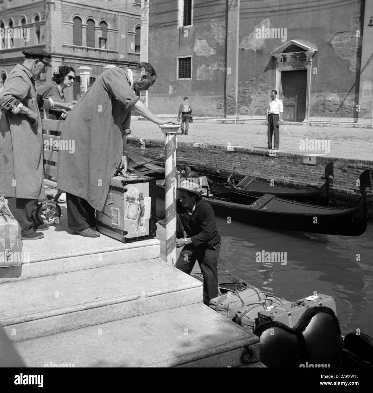 Italie Venise Transport par télécabine Date: Mai 1953 lieu: Italie, Venise mots clés: Télécabine, gondoles, paysages urbains Banque D'Images