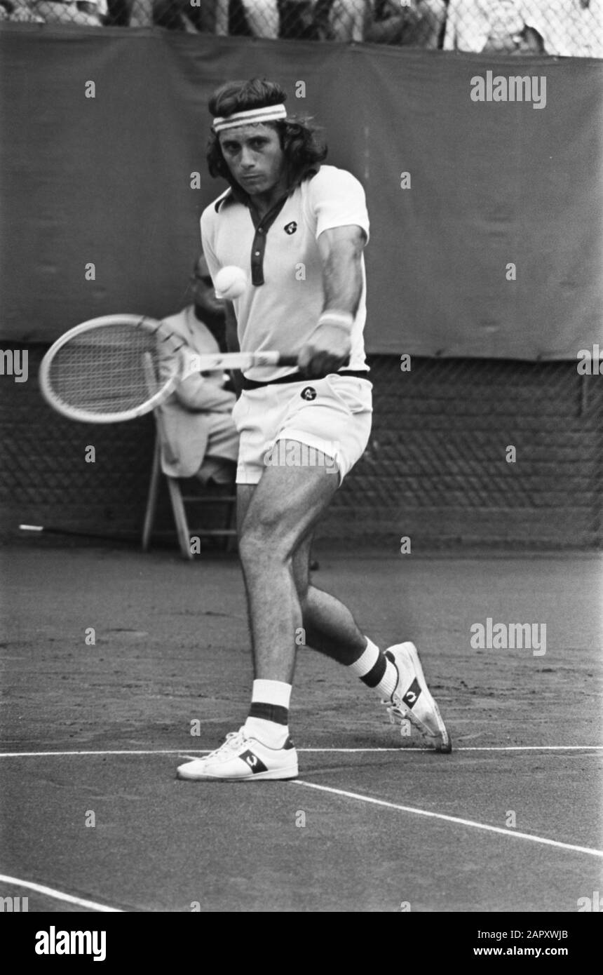 Finale de tennis au Melkhuisje à Hilversum en 1975 Vilas (Argentine) en action Date: 20 juillet 1975 lieu: Hilversum, Noord-Holland mots clés: Tennis, tournois Nom personnel: Vilas, Guillermo Nom de l'établissement: Melkhuisje,'t Banque D'Images